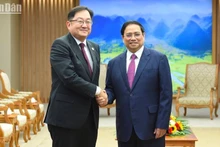 Prime Minister Pham Minh Chinh (R) and Malaysian Ambassador to Vietnam Dato’ Tan Yang Thai (Photo: NDO)