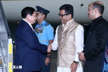 Indian officials welcome Prime Minister Pham Minh Chinh at Palam Military Airport, New Delhi. (Photo: Duong Giang/VNA)