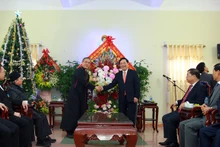 Permanent Deputy Prime Minister Pham Binh Minh congratulates Bui Chu Diocese. (Photo: VGP)