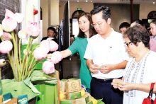 Delegates experience the unique dishes of restaurants and eateries in Hoan Kiem District.