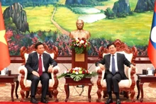 LPRP General Secretary and President of Laos Thongloun Sisoulith (R) receives HCMA Director Nguyen Xuan Thang (Photo: VOV)