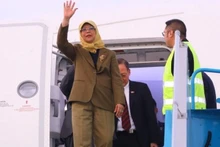 Singaporean President Halimah Yacob arrives in Hanoi, beginning her State visit (Photo: VNA) 