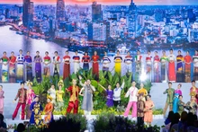 The combination of the Ao Dai Collection themed “The gioi nhu toi thay” (The world as I see it) by Do Trinh Hoai Nam and the traditional costumes of many countries around the world expresses the festival’s spirit of peace and friendship.