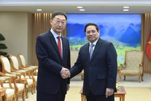 PM Pham Minh Chinh (R) and Liu Ning, Secretary of the Party Committee and Chairman of the Standing Committee of the People's Congress of China’s Guangxi Zhuang Autonomous Region, at the meeting in Hanoi on March 31. (Photo: NDO)