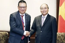 President Nguyen Xuan Phuc (R) and President and CEO of SCG Roongrote Rangsiyopash. (Photo: VNA)