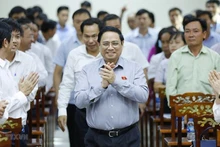 Prime Minister Pham Minh Chinh meets voters in Can Tho city. (Photo: VNA)