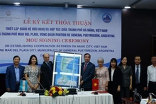 The signing ceremony of an Agreement on establishing the friendship and cooperation between Da Nang and Mar del Plata cities (Photo: Argentinian Embassy in Vietnam)