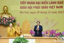 VBS leaders present a bodhi leaf sculpture to PM Pham Minh Chinh (right) at the reception (Photo: NDO)