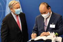 President Nguyen Xuan Phuc and the UN Secretary-General Antonio Guterres (Photo: VNA)