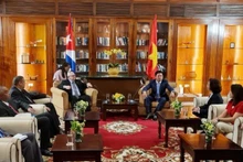 Vice Secretary of Da Nang Party Committee and Chairman of the city’s People’s Council Luong Nguyen Minh Triet (R) talks to Homero Acosta Álvarez, Secretary of the National Assembly of People’s Power and the Council of State of Cuba (Photo: NDO)