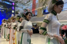 The exhibition hosted by the Vietnam - Malaysia Business Association (VMBIZ) features an "ao dai" fashion show. (Photo: VNA)