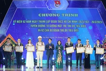 Ten outstanding young faces of Hanoi are honoured at the ceremony. (Photo: NDO)