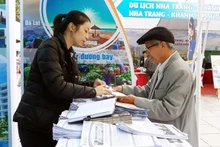 Businesses introduce tours at the 2023 Hanoi Tourism Festival. (Photo: NDO)