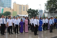 The delegations lay flowers in memory of President Ho Chi Minh at the President Ho Chi Minh Statue Park.