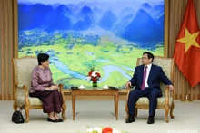 PM Pham Minh Chinh (R) and Cambodian Ambassador to Vietnam Chea Kimtha (Photo: NDO) 