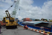 Loading and unloading goods at Tan Cang – Cai Cui port in Can Tho City