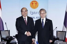 President of the Thai National Assembly Chuan Leekpai (R) welcomes President Nguyen Xuan Phuc (Photo: VNA)