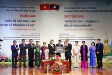 On the occasion, families of Vietnamese experts who fought in Laos during the war present the objects to the Kaysone Phomvihane Museum for preservation and display. (Photo: VNA) 