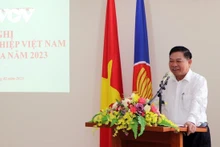 Vietnamese Ambassador to Cambodia Nguyen Huy Tang speaks at the meeting with Vietnamese businesses operating in Cambodia. (Photo: vov.vn) 
