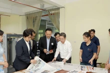 Representatives of the Thai Journalists Association visit the printing house of Vinh Phuc Newspaper on August 14. (Photo: VNA) 