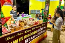 A stall selling specialties from Duong Lam Ancient Village, in Son Tay Town (Hanoi), at the Hanoi Tourism Gift Festival 2024.