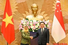 NA Chairman Vuong Dinh Hue and Singaporean President Halimah Yacob at the reception (Photo: NDO)