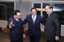 Prime Minister Pham Minh Chinh (centre) and his Lao and Cambodian counterparts Phankham Viphavanh (L) and Samdech Techo Hun Sen. (Photo: VNA)