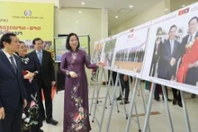 VNA General Director Vu Viet Trang introduces photos to delegates at the exhibition. (Photo: VNA)