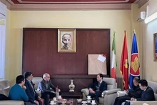 Vietnamese Ambassador to Italy Duong Hai Hung (R) meets Secretary of the Italian Communist Party (PCI) Mauro Alboresi (Photo: VNA)