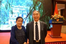 Professor Gu Yuanyang (right), former Director of the World Economic and Political Research Institute under the Chinese Academy of Social Sciences, and his wife. (Photo: NDO)
