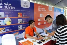 Consumers experience digital technology and e-commerce. (Photo: Dang Minh)