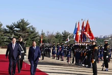 RoK President Yoon Suk-yeol (L) and President Nguyen Xuan Phuc review the guard of honour. (Photo: VNA)