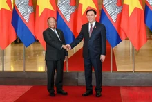 National Assembly Chairman Vuong Dinh Hue (R) and President of the Cambodian National Assembly Samdech Heng Samrin (Photo: NDO) 