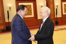 General Secretary of the Communist Party of Vietnam (CPV) Nguyen Phu Trong (R) and President of the Cambodian People's Party (CPP) and Prime Minister Hun Sen (Photo: VNA) 