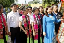 Visitors at the exhibition (Photo: baovanhoa.vn)