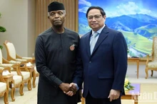 PM Pham Minh Chinh (right) receives Vice President of Nigeria Yemi Osinbajo. (Photo: NDO)