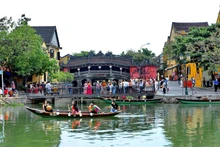 Visitors ride a boat along the Hoai river. (Photo: Thanh Hoa/VNP)
