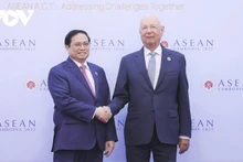 Prime Minister Pham Minh Chinh and Prof. Klaus Schwab, founder and Executive Chairman of the WEF (Photo: VOV)
