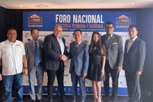 Venezuelan Minister for Fisheries and Aquaculture Juan Carlos Loyo (3rd, L) and the Vietnamese Embassy staff in a group photo. (Source: VNA)