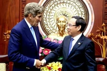 Politburo member, and Secretary of Ho Chi Minh City's Party Committee Nguyen Van Nen (R) receives US Special Presidential Envoy for Climate John Kerry. (Photo: VNA)