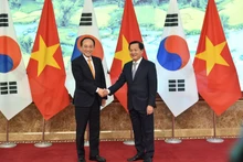 Vietnamese Deputy Prime Minister Le Minh Khai (right) and his Korean counterpart Choo Kyung-ho. (Photo: VGP)