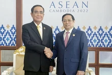 Prime Minister Pham Minh Chinh meets with his Thai counterpart Prayut Chan-o-cha (Photo: VNA) 
