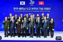 Delegates posing for a photo at the banquet. (Photo: VNA)