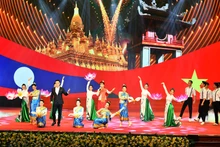 An art performance at the ceremony to mark the 60th anniversary of diplomatic ties and the 45th anniversary of theTreaty of Friendship and Cooperation between Vietnam and Laos. (Photo: Dang Khoa)