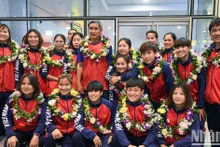 Coach Mai Duc Chung and Vietnamese women's football team. 