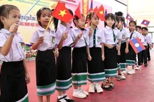 Students at the Nguyen Du Lao-Vietnamese bilingual school (Photo: NDO)
