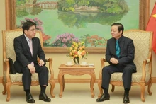 Deputy PM Tran Hong Ha (R) receives Yoshiaki Yokota, Managing Executive Officer and Chief Executive Officer for Energy & Infrastructure Solution Group at Marubeni Corporation, on March 10. (Photo: VNA)