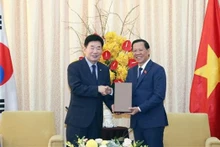 Chairman of the municipal People’s Committee Phan Van Mai (R) and visiting Speaker of the Republic of Korea's National Assembly Kim Jin-pyo (Photo: VNA)
