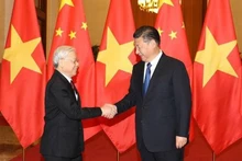 General Secretary of the Communist Party of China (CPC) Central Committee and President of China Xi Jinping receives General Secretary of the Communist Party of Vietnam (CPV) Central Committee Nguyen Phu Trong during the Vietnamese leader's visit to China in January 2017. (Photo: VNA)