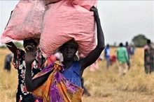 Villagers receive food aid in Ayod, South Sudan, on February 6, 2020. (Photo: AFP/VNA)